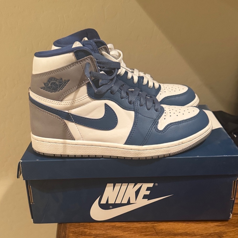 Used twice  8mens Jordan 1 Retro High OG (True Blue)